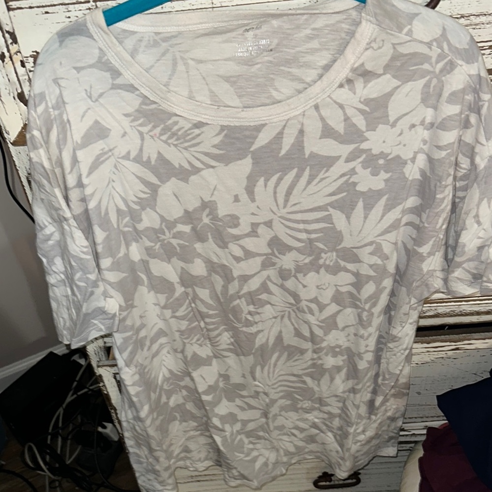 Aerie White Cream Relaxed Short Sleeve Tee pit 27 100 % cotton cute 🥰